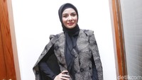 Meisya kini tampil berhijab sejak akhir Ramadhan lalu. Pool/Palevi S/detikFoto.