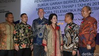 Direktur Utama PT Mora Telematika Indonesia (Moratelindo) Galumbang Menak didampingi direksi lainnya memberikan penjelasan mengenai kinerja perusahaan, usai due diligence meeting & investor gathering penawaran umum sukuk ijarah berkelanjutan I Moratelindo tahap I tahun 2019 dengan target dana yang akan dihimpun mencapai Rp3 triliun, di Jakarta, Rabu (12/6/2019). 