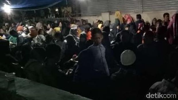 Antrean warga yang sempat menginap di sekolahan, Karanganyar. 
