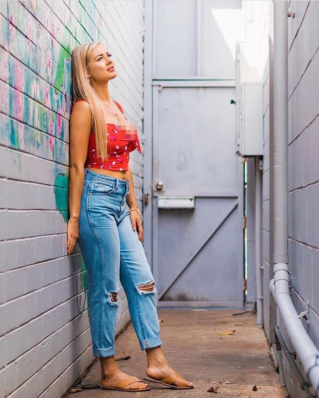 Selebgram yang memiliki 27 ribu lebih pengikut di media sosial ini kemudian mencari permasalahannya secara online dan menjumpai wanita yang telah mengalami gejala yang sama. Ia pun menyadari kesalahannya adalah telah melakukan implan payudara. Foto: Instagram @sarahhyde_