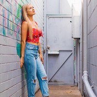 Selebgram yang memiliki 27 ribu lebih pengikut di media sosial ini kemudian mencari permasalahannya secara online dan menjumpai wanita yang telah mengalami gejala yang sama. Ia pun menyadari kesalahannya adalah telah melakukan implan payudara. Foto: Instagram @sarahhyde_