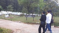 Sebagai wahana rekreasi, di dalam lokasi @pintulangit juga ada wahana edukasi berupa taman makam keluarga. Makam ini ini merupakan pemakan umum desa yang didesain sangat indah dilengkapi dengan toilet bersih, kantor makam serta lokasi ziarah. (Budi Hartadi/detikcom)