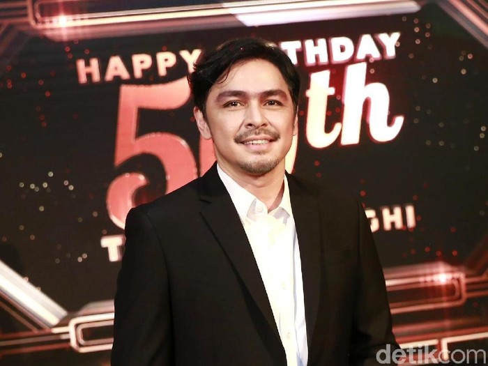 Thomas Djorghi Cut Tari dan Thomas Djorghi di acara ulang tahunnya ke-50 di Dharmawangsa.