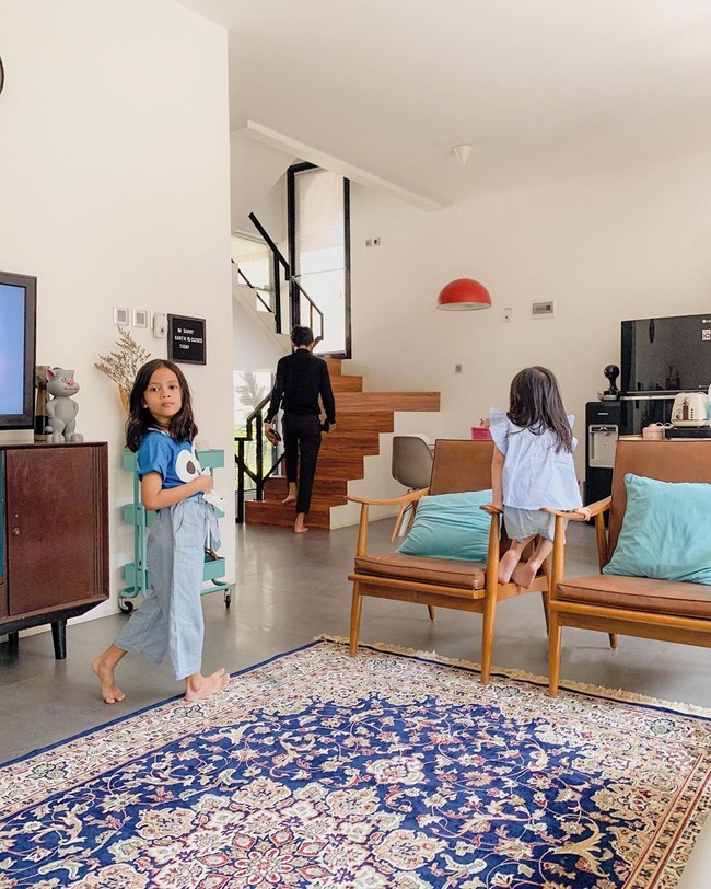 Karpet biru bergaya Maroko semakin mempercantik dan mengaksentuasi ruangan bergaya simpel ini. Salah satu tips untuk membuat ruangan jadi lebih stylish bisa dengan menempatkan karpet di bawah furnitur seperti ini. Foto: Instagram/@dhaturembulan