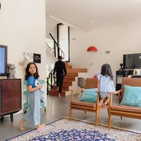 Karpet biru bergaya Maroko semakin mempercantik dan mengaksentuasi ruangan bergaya simpel ini. Salah satu tips untuk membuat ruangan jadi lebih stylish bisa dengan menempatkan karpet di bawah furnitur seperti ini. Foto: Instagram/@dhaturembulan