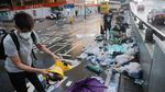 Warga Hong Kong Bersihkan Sampah Usai Aksi Protes RUU Ekstradisi