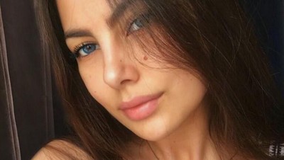 Foto: Selebgram Dihujat Netizen Setelah Foto Topless di Kota Mati