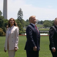 Sebagai dalaman, ibu satu anak itu mengandalkan kemeja putih yang mempertegas kesan formal tersebut. Sementara itu, warna pink dari jaket dan celana tetap menjaga penampilannya terasa feminin dan elegan. (Foto: Getty Images)