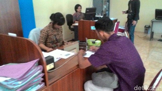 Warga mengurus AK 1 di kantor Dinas Tenaga Kerja Wonogiri.