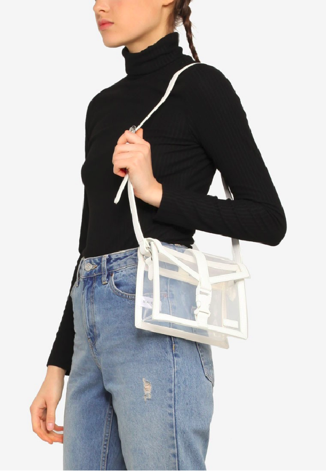 Brand NA-KD menghadirkan Amaryllis-267 Transparent Hand Bag berikut yang cocok melengkapi penampilan stylish Anda. Item ini bisa dimiliki Rp 699 ribu. Foto: Zalora