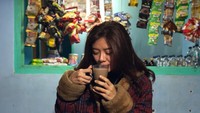 Secangkir kopi hangat di warung kopi sederhana ini jadi pilihan Gwen untuk menghangatkan tubuhnya, di tengah cuaca yang sangat dingin.  Foto: Instagram @gwenpriscilla