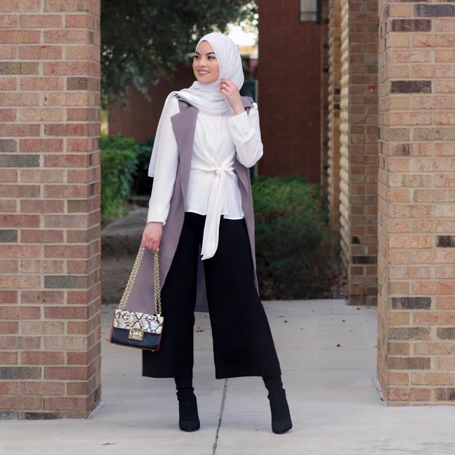 Omaya Zein konsisten memakai hijab pashmina berwarna netral dalam setiap penampilannya. Sederet gayanya yang kerap memadukan blouse dan celana panjang bisa menjadi inspirasi hijabers untuk tampilan formal ke kantor. Foto: Instagram @omayazein