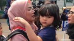 Terobos Wartawan, Mulan Jameela Bawa Anaknya Jenguk Ahmad Dhani