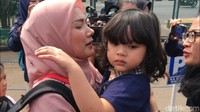 Mulan tampak menggendong Muhammad Ali saat menerobos kerumunan wartawan. Hanif Hawari/detikHOT