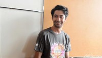 Reza tampil kasual dengan jeans dan kaus di acara tersebut. Pool/Ismail/detikFoto.