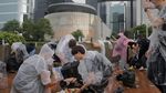 Warga Hong Kong Bersihkan Sampah Usai Aksi Protes RUU Ekstradisi