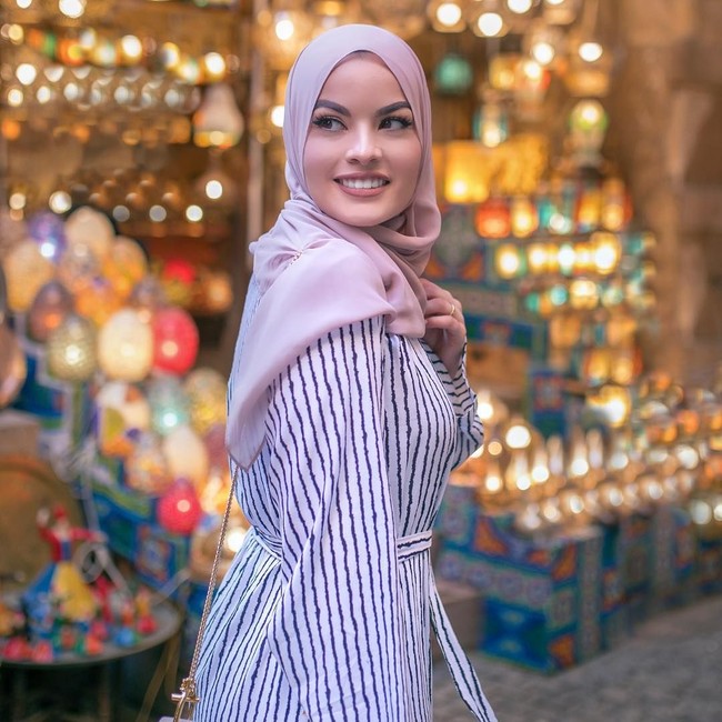 Memiliki channel YouTube sejak 2014, Omaya Zein baru benar-benar konsisten membuat konten video dua tahun belakangan ini. Konsisten mengunggah video tutorial hijab hingga makeup, subscriber Omaya di YouTube kini mencapai lebih dari 320 ribu. Foto: Instagram @omayazein