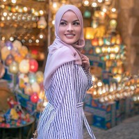 Memiliki channel YouTube sejak 2014, Omaya Zein baru benar-benar konsisten membuat konten video dua tahun belakangan ini. Konsisten mengunggah video tutorial hijab hingga makeup, subscriber Omaya di YouTube kini mencapai lebih dari 320 ribu. Foto: Instagram @omayazein