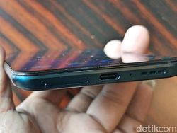 Menggenggam Si Buas Oppo Reno 10x Zoom yang Mau ke Indonesia