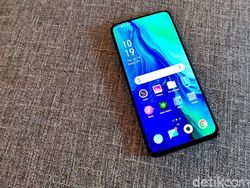 Menggenggam Si Buas Oppo Reno 10x Zoom yang Mau ke Indonesia