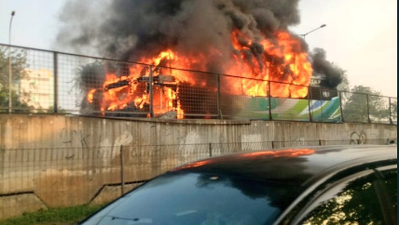 Bus Penumpang Terbakar di Ruas Tol JLB Arah Cengkareng Pagi Ini