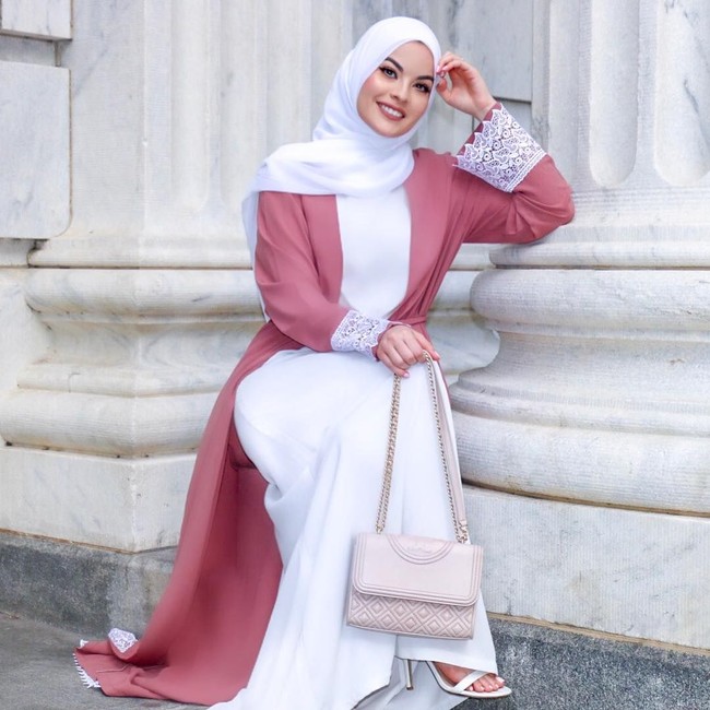 Sebelum eksis di YouTube, Omaya Zein sudah lebih dulu dikenal sebagai hijab influencer di Instagram. Followersnya di Instagram sudah lebih dari 623 ribu. Omaya kerap berbagi inspirasi berbusana muslim yang stylish dengan hijab pashmina. Foto: Instagram @omayazein