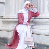 Sebelum eksis di YouTube, Omaya Zein sudah lebih dulu dikenal sebagai hijab influencer di Instagram. Followersnya di Instagram sudah lebih dari 623 ribu. Omaya kerap berbagi inspirasi berbusana muslim yang stylish dengan hijab pashmina. Foto: Instagram @omayazein