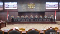 Sebelumnya hakim konstitusi juga sudah mengecek ruang sidang.
