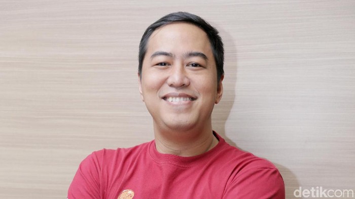 Pandji Pragiwaksono saat berkunjung ke kantor detikcom.