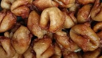 Kue Adrem alias Tholpit. Jadi kue unik khas Jogja terbuat dari tepung beras, kelapa parut dan juga gula merah. Foto: jogjainside