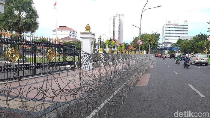 Pasukan TNI-Polri perketat pengamanan di Gedung Negara Grahadi Surabaya. Hal itu berkaitan dengan isu akan terjadi demonstrasi terkait sidang sengketa Pilpres.