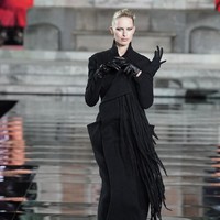 Tidak ketinggalan model Karolina Kurkova. Tubuhnya dibalut gaun hitam bergaya coat yang dihiasi detail rumbai nan unik. (Foto: Getty Images)
