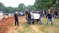 Robby Sugara dimakamkan di TPU Pondok Rangon, Jakarta Timur pada Jumat (14/6). Pool/Ismail/detikFoto.
