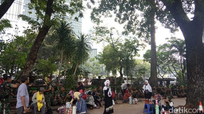 Mengais Rezeki di Tengah Kerumunan Massa MK