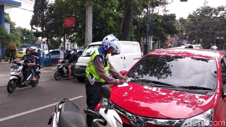 Petugas Gembosi-Cabut Pentil Kendaraan Parkir Liar di Bandung Petugas Gembosi-Cabut Pentil Kendaraan Parkir Liar di Bandung