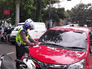 Petugas Gembosi-Cabut Pentil Kendaraan Parkir Liar di Bandung