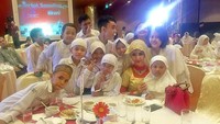 Buka puasa dengan anak yatim, banyak makanan yang disantap bersama Roro dan beberapa anak-anak di dalam acara itu. Foto: Instagram @roro.fitria1989