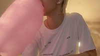 Ini dia Fabiola yang terlihat sedang asyik menikmati cotton candy kesukaannya. Foto: Instagram@fabananash