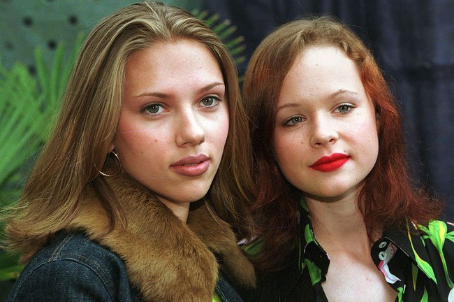 Scarlett Johansson membintangi film Ghost World bersama aktris remaja lainnya, Thora Birch. Foto: Sean Gallup/Getty Images