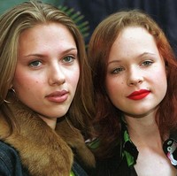 Scarlett Johansson membintangi film Ghost World bersama aktris remaja lainnya, Thora Birch. Foto: Sean Gallup/Getty Images