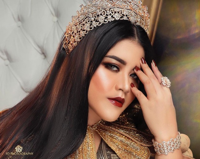 Tema lainnya adalah Princess. Pada tema ini, Kahiyang tampil anggun bak putri kerajaan dengan rambut berkilau yang terurai lurus dan menggunakan mahkota.  Foto: dok. FD Photography (@fdphotography90)