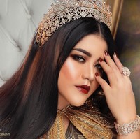 Tema lainnya adalah Princess. Pada tema ini, Kahiyang tampil anggun bak putri kerajaan dengan rambut berkilau yang terurai lurus dan menggunakan mahkota.  Foto: dok. FD Photography (@fdphotography90)