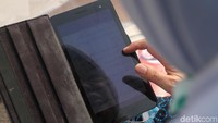 Beberapa tampak membaca Alquran menggunakan gadget mereka.