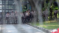 Sejumlah petugas kepolisian bersiaga di sekitar gedung Mahkamah Konstitusi, Jakarta, Jumat (14/6/2019).