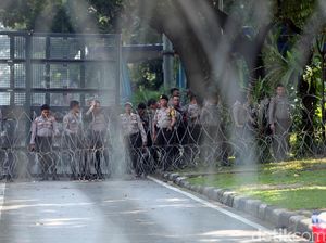 Kawat Berduri Amankan Area Sekitar Gedung MK