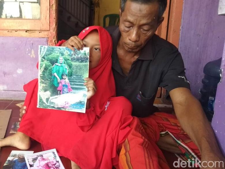 Cerita Bocah SD Rawat Ayah Lumpuh Terdengar ke Telinga Bupati Lamongan Cerita Bocah SD Rawat Ayah Lumpuh Terdengar ke Telinga Bupati Lamongan