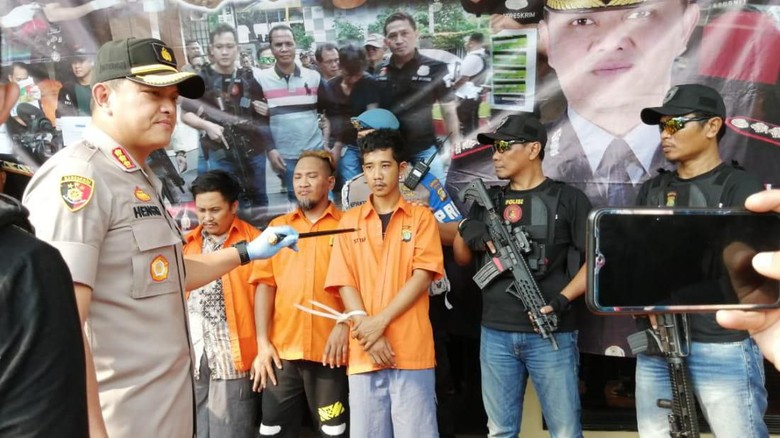 Polisi Reka Ulang Penjarahan Mobil Brimob Saat Rusuh 22 Mei di Slipi Polisi Reka Ulang Penjarahan Mobil Brimob Saat Rusuh 22 Mei di Slipi