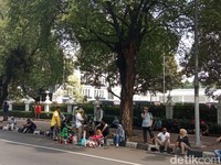 Mengais Rezeki di Tengah Kerumunan Massa MK