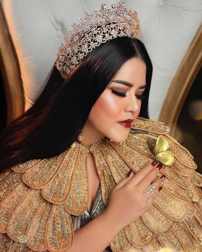 Rambut mbak Ayang (panggilan Kahiyang) hitam berkilau. Masih virgin rambutnya, nggak pernah dimacem-macemin, nggak pernah diwarnain, nyatok juga jarang, ujar hairstylist Anda Arrusa saat diwawancarai Wolipop, Jumat (14/6/2019). Foto: dok. FD Photography