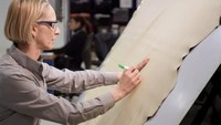 Pembuatan jet kelas atas adalah pertemuan dua dunia yang berbeda. Setiap jet pribadi, pada saat yang sama, merupakan perpaduan mesin berteknologi tinggi dan karya pengrajin (CNN)